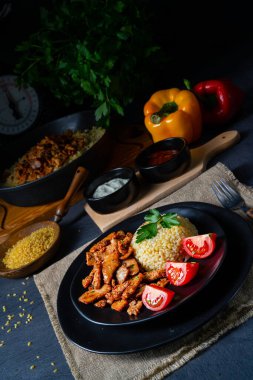 Bulgur mit gebratenem fleisch und joghurtsoe 