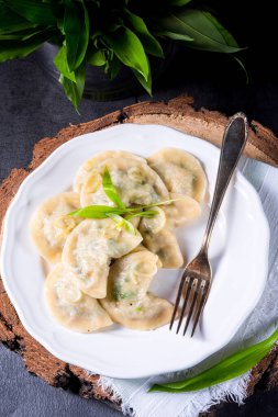 Leh pierogi Ramsons pesto ile dolu.