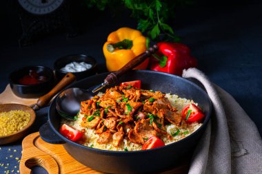 Kırsal bulgur tavaları, ızgara jiroskoplar ve yoğurt.