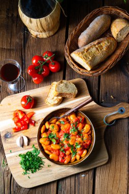 Taze domates soslu taşralı dev fasulyeler.