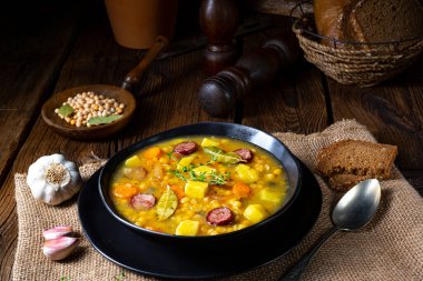 Domuz pastırması ve sosisli bezelye çorbası.