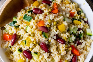 bulgur kaszotto ve taze sebze ve fasulye.