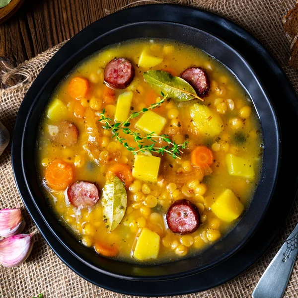 ベーコンとソーセージと素朴なエンドウ豆のスープ — ストック写真