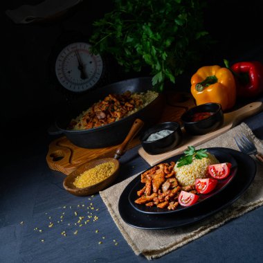 Kızarmış et ve yoğurt soslu bulgur.