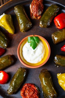 Yaprak Sarmas kırsal asma yaprakları pirinçle dolu.