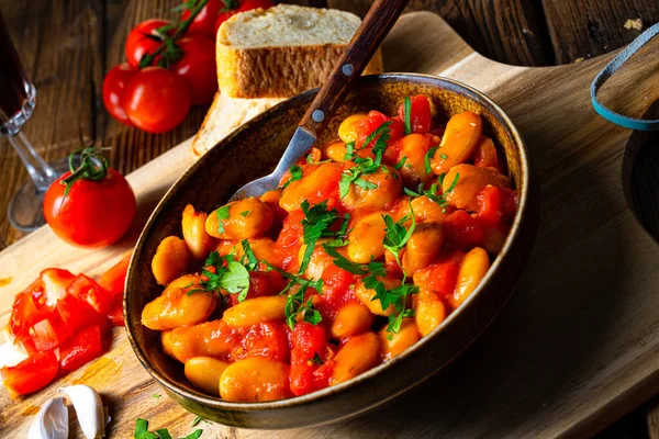 Rustika Jättebönor Med Färsk Tomatsås — Stockfoto