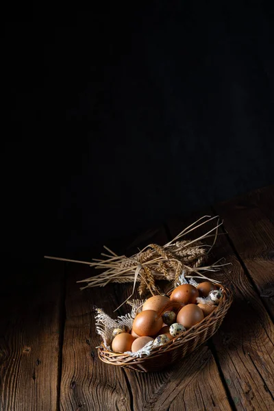 Çiftlikten Taze Yumurtalar Sepette — Stok fotoğraf
