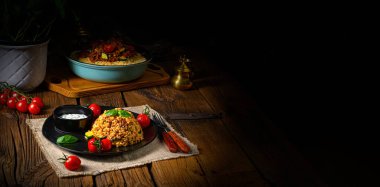 Kıyma ve sebzeyle kızartılmış rustik bulgur.