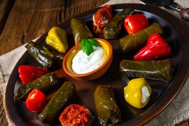 Yaprak Sarmas kırsal asma yaprakları pirinçle dolu.