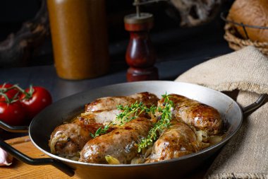 Ev yapımı beyaz sosis soğan ve otla kızartılmış.