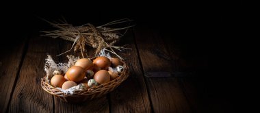 Çiftlikten taze yumurtalar. Sepette.