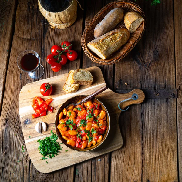 Rustikale Riesenbohnen Mit Frischer Tomatensauce — Stockfoto