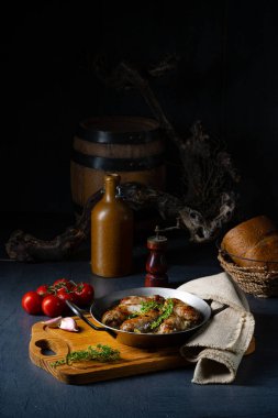 Ev yapımı beyaz sosis soğan ve otla kızartılmış.
