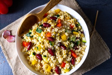 bulgur kaszotto ve taze sebze ve fasulye.