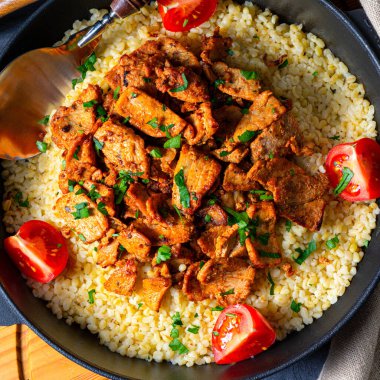 Kırsal bulgur tavaları, ızgara jiroskoplar ve yoğurt.
