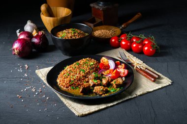 Karabuğday kebabı fırında sığır kebabıyla pişirilmiş.