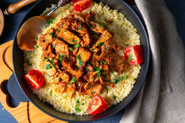 Kırsal bulgur tavaları, ızgara jiroskoplar ve yoğurt.