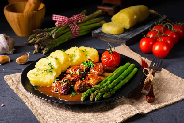 Knödel Mit Rindergulasch Und Grünem Spargel — Stockfoto