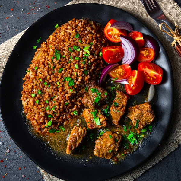 Grumos Trigo Sarraceno Assados Forno Com Goulash Carne — Fotografia de Stock