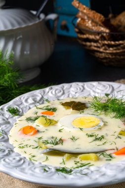 Yumurtalı ve taze dereotlu çorba.