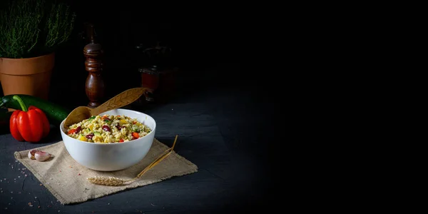 Bulgur Kaszotto Mit Frischem Gemüse Und Nierenbohnen — Stockfoto