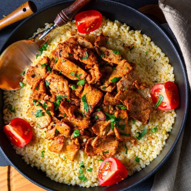 Kırsal bulgur tavaları, ızgara jiroskoplar ve yoğurt.