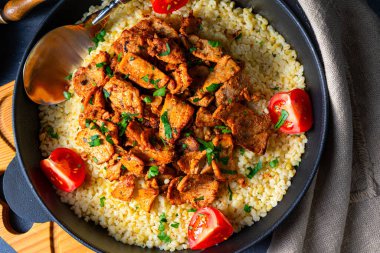 Kırsal bulgur tavaları, ızgara jiroskoplar ve yoğurt.