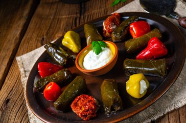 Yaprak Sarmas kırsal asma yaprakları pirinçle dolu.