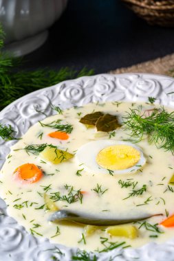 Yumurtalı ve taze dereotlu çorba.