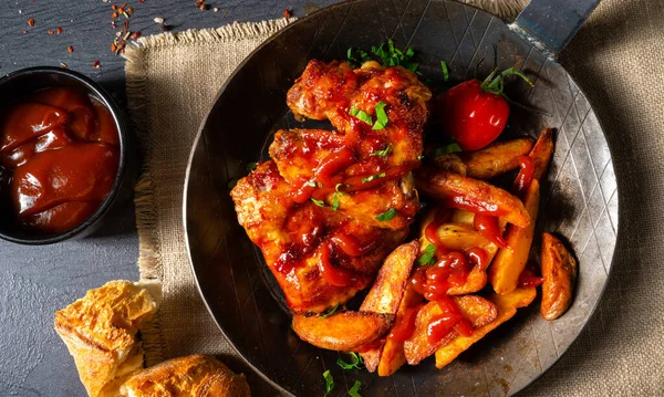 Rustic Chicken Wings Honey Potato Wedges — Stock Photo, Image