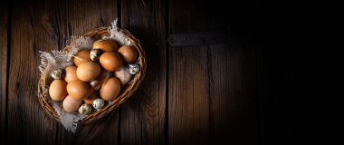 Çiftlikten taze yumurtalar. Sepette.