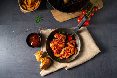 Patates dilimli ballı kırsal tavuk kanadı.