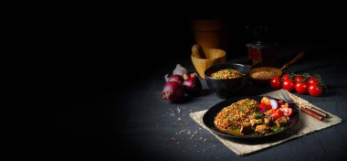 Karabuğday kebabı fırında sığır kebabıyla pişirilmiş.