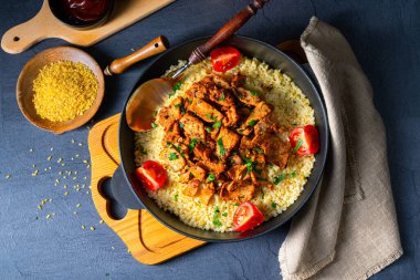 Kırsal bulgur tavaları, ızgara jiroskoplar ve yoğurt.