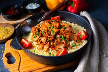 Kırsal bulgur tavaları, ızgara jiroskoplar ve yoğurt.