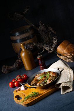 Ev yapımı beyaz sosis soğan ve otla kızartılmış.