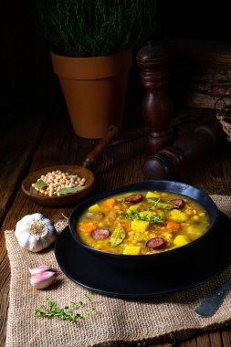 Domuz pastırması ve sosisli bezelye çorbası.