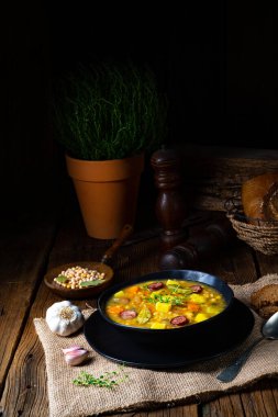 Domuz pastırması ve sosisli bezelye çorbası.