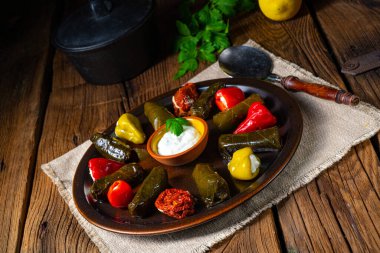 Yaprak Sarmas kırsal asma yaprakları pirinçle dolu.