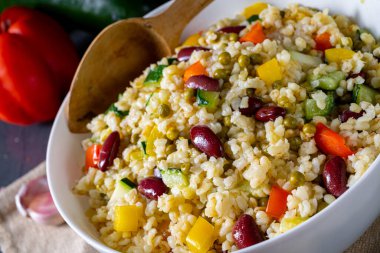 bulgur kaszotto ve taze sebze ve fasulye.