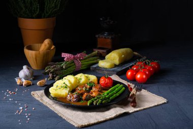 Gulaş etli börek ve yeşil kuşkonmaz.