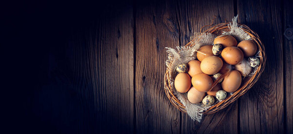 Свежие яйца прямо с фермы в корзине
