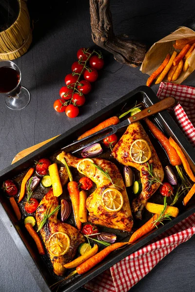 Gegrillte Hühnerkeulen Mit Verschiedenen Gemüsen Und Kräutern — Stockfoto