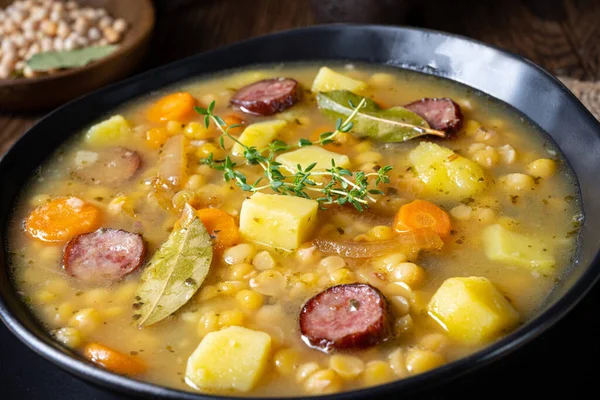 ベーコンとソーセージと素朴なエンドウ豆のスープ — ストック写真