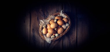 Çiftlikten taze yumurtalar. Sepette.