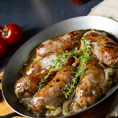 Ev yapımı beyaz sosis soğan ve otla kızartılmış.