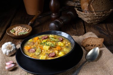 Domuz pastırması ve sosisli bezelye çorbası.