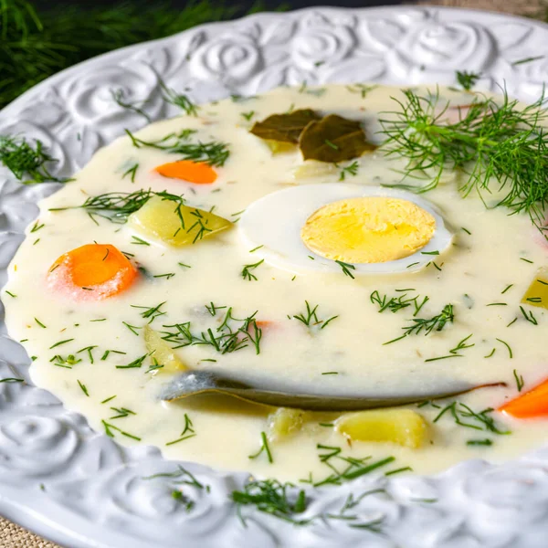 Суп Яйцом Свежим Укропом — стоковое фото