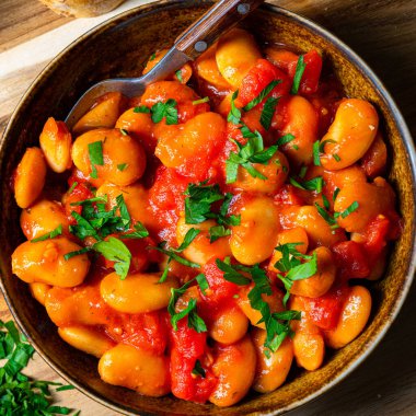 Taze domates soslu taşralı dev fasulyeler.