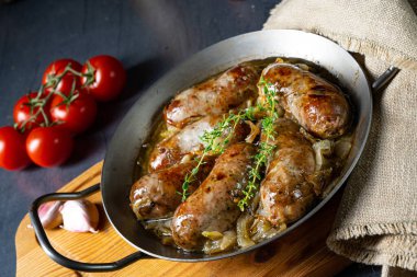 Ev yapımı beyaz sosis soğan ve otla kızartılmış.